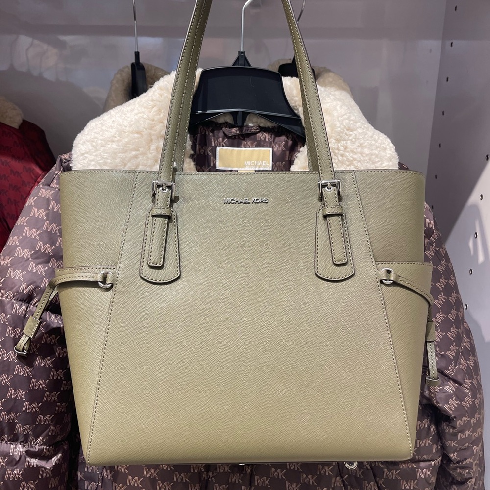 MICHAEL KORS Voyager Large Saffiano Leather EW Tote Shoulder Bag
Olive
NWT - Picture 13 of 16